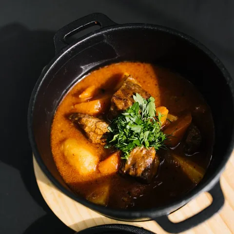 Тушёная говядина с овощами