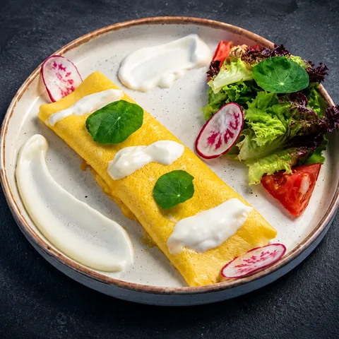 Омлет с сыром и с пряной сметаной