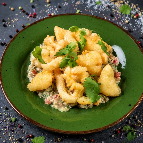 Закуска из баклажанов с сыром халуми и кальмаром