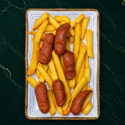 Картофель фри и сосиска
