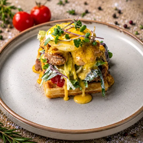 Вафля Бенедикт с хрустящей курицей