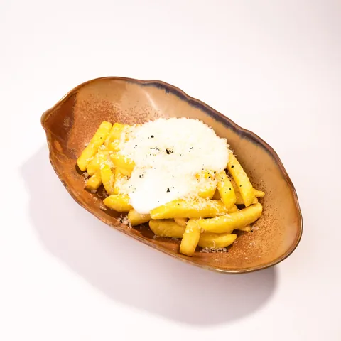 Картофель фри с муссом из пармезаном