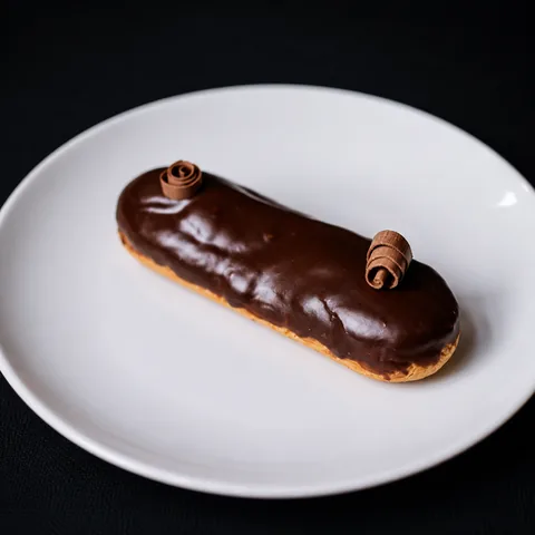 Эклер шоколадный