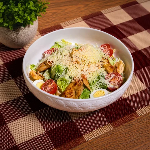 Салат Цезарь с курицей