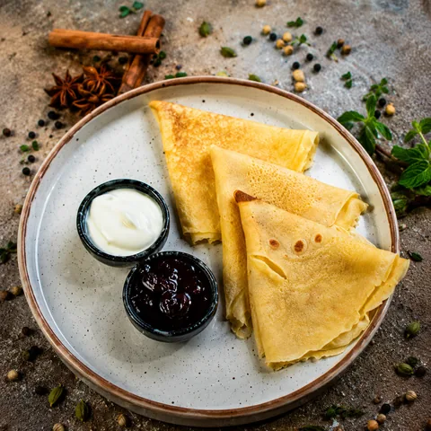Блины со сметаной и джемом